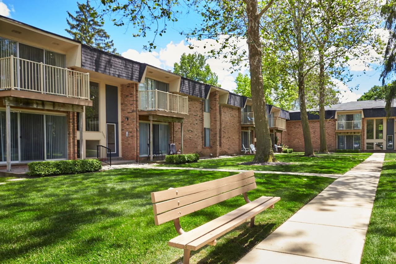 Kensington Manor Apartments 33203 N Manor Dr, Farmington, MI 48336