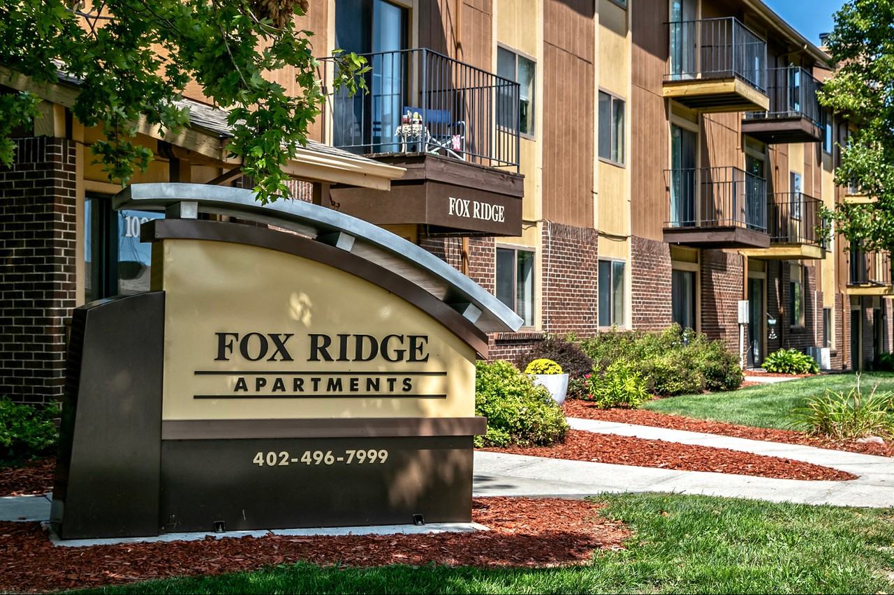 Fox Ridge Apartments 10834 Cottonwood Ln, Omaha, NE 68164 with 2
