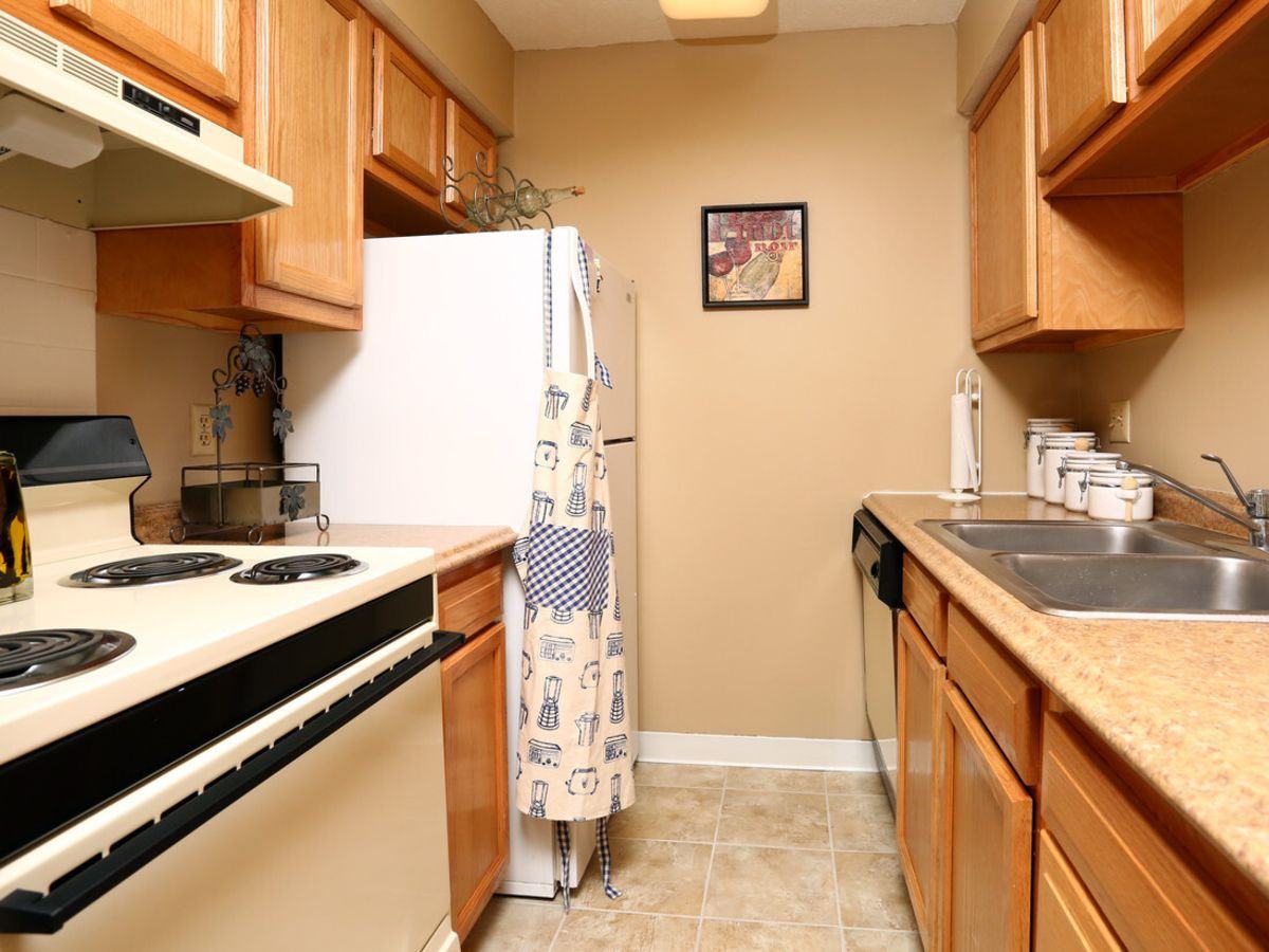 Hillbrook Apartments 478 South Raccoon Road, Youngstown, OH 44515