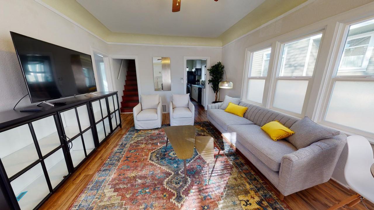 Delightful Madrona home with charming backyard Apartments in Seattle