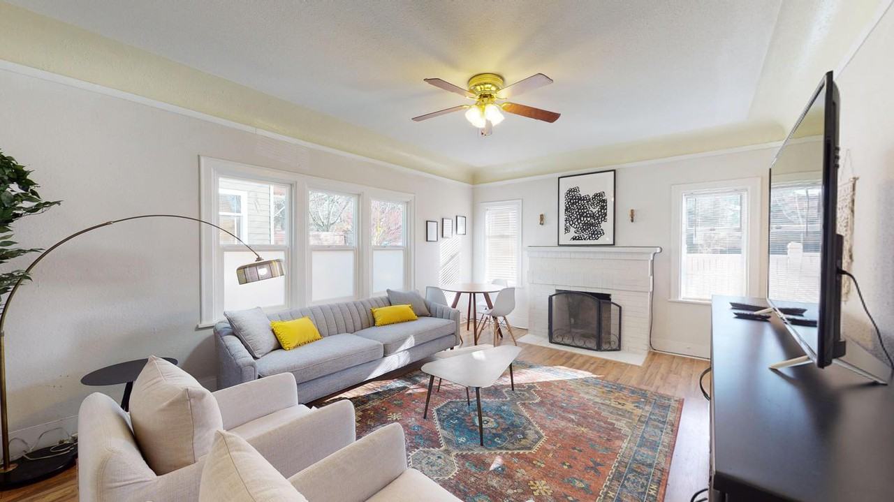 Delightful Madrona home with charming backyard Apartments in Seattle