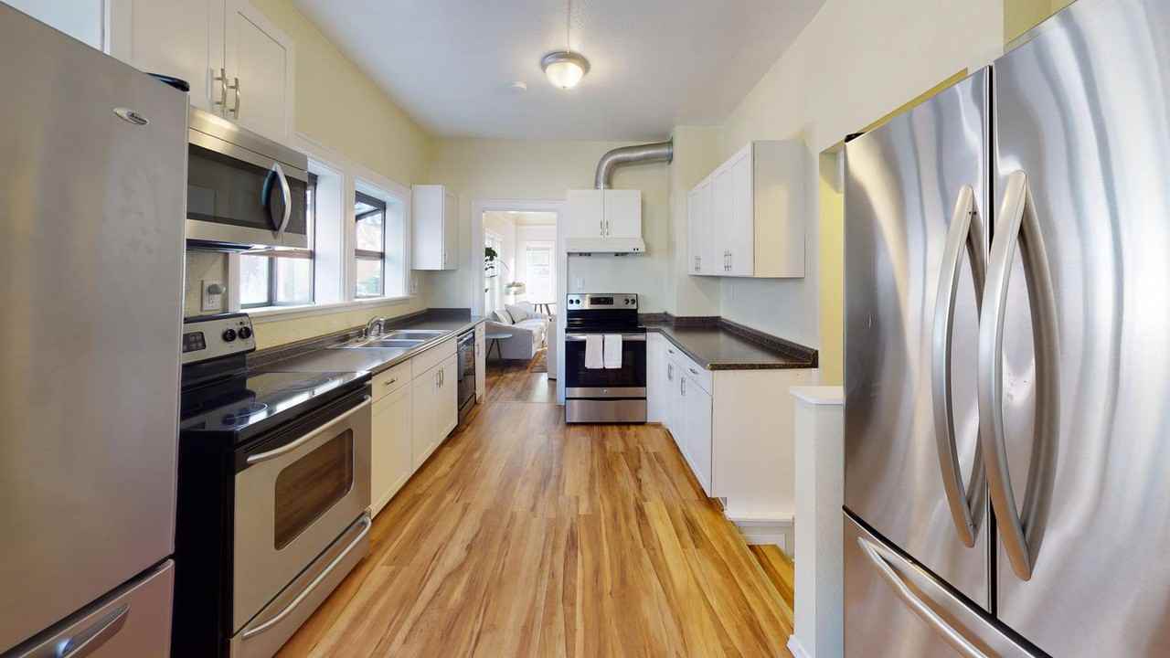 Delightful Madrona home with charming backyard Apartments in Seattle