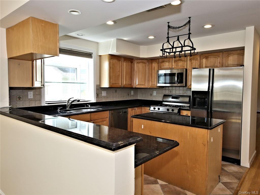 131 Maple Ave BRIGHT, Rye, NY 10580 4 Bedroom House for 5,200/month