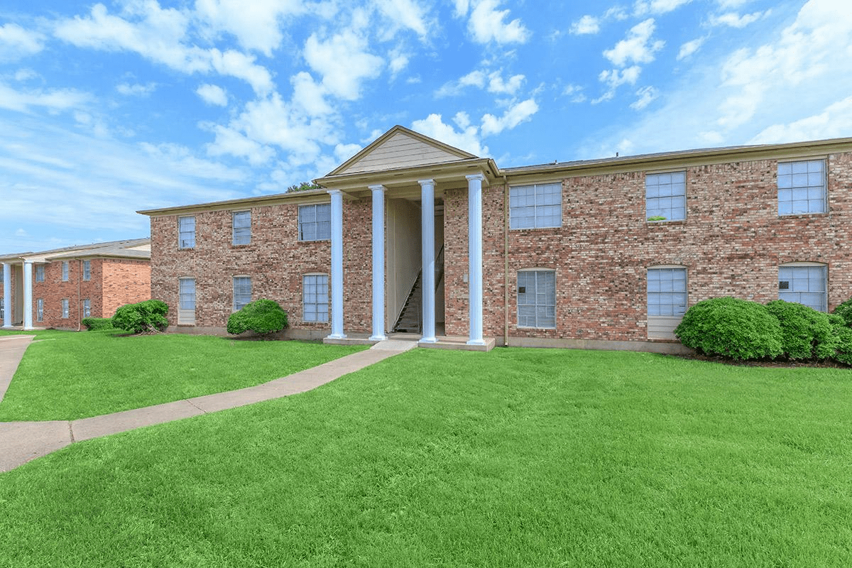 Mountain Valley Apartments {20220811} 5875 Mountain Valley Ln, Dallas