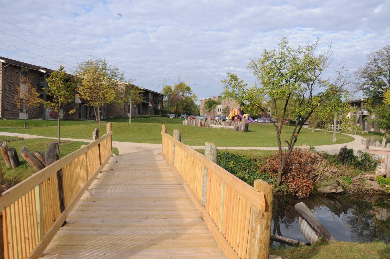 DuPage Covered Bridges Apartments 637 Burns St, Carol Stream, IL