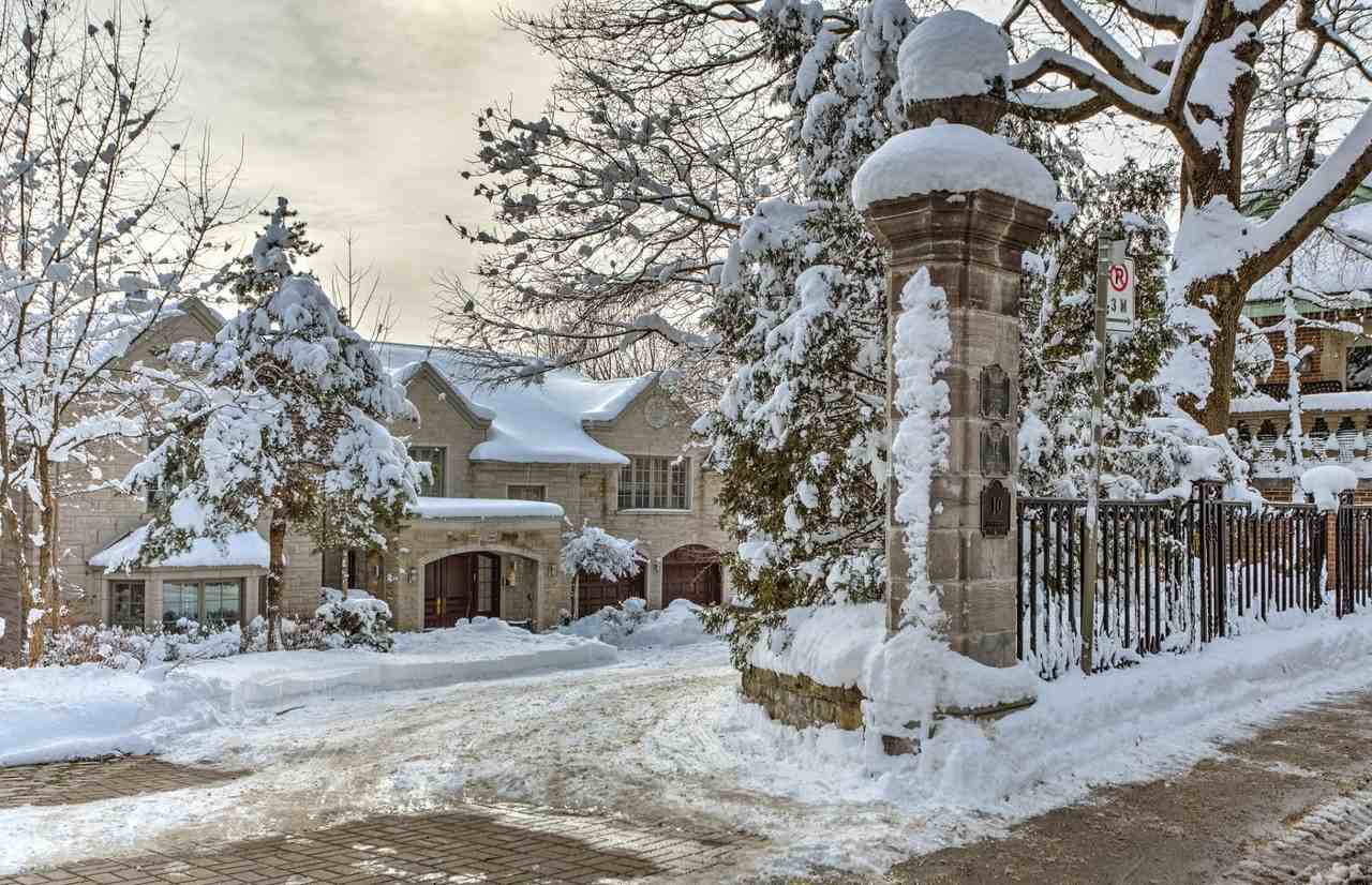 10 Av Sunnyside, Westmount, QC H3Y 1C1 5 Bedroom Apartment for 18,000