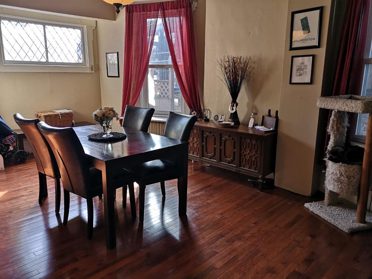 Big Bright 1 Bedroom in Annex mansion Apartments 525 Palmerston