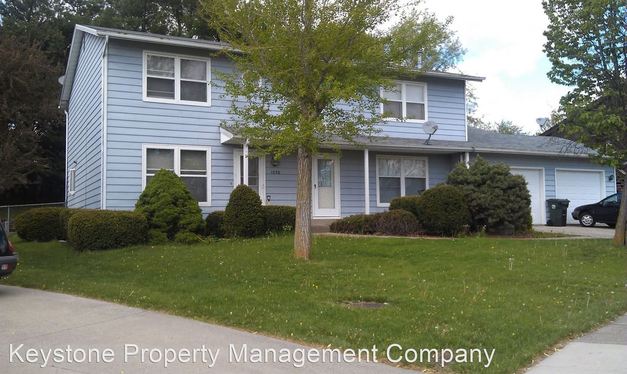 1296/1298 Dolen Place Apartments in Horn, University Heights, IA 52246