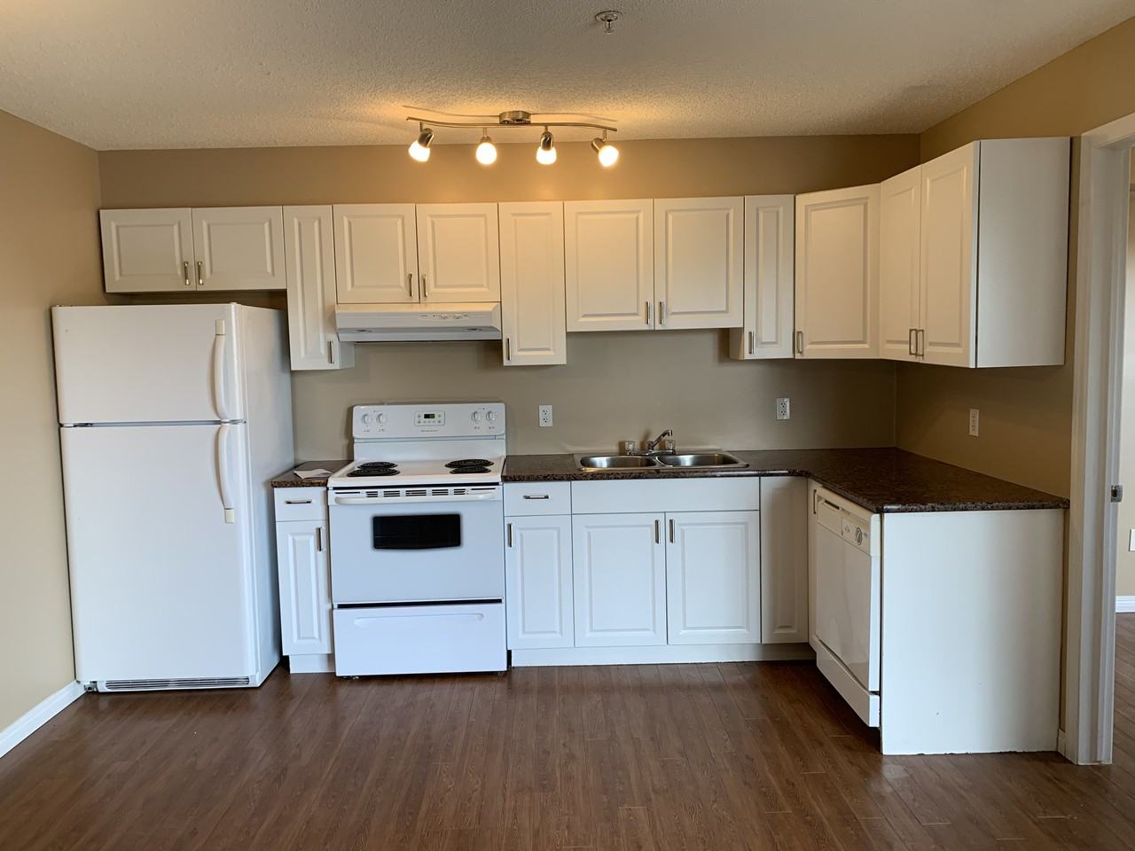 Parkdale Manor Apartments 8117 114 Ave Nw, Edmonton, AB T5B 0C1 Zumper