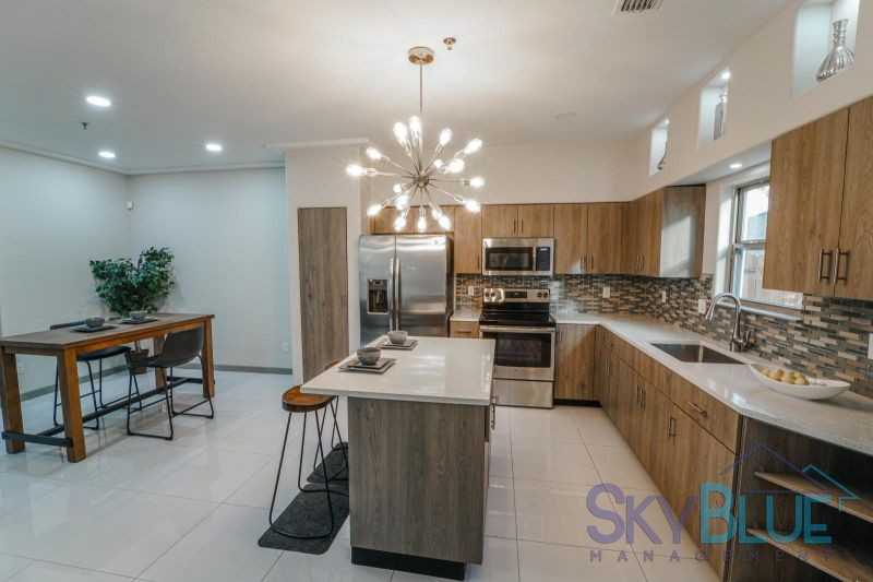 The Regency at NoraLuxury Townhomes Apartments 3302 South Sugar Road