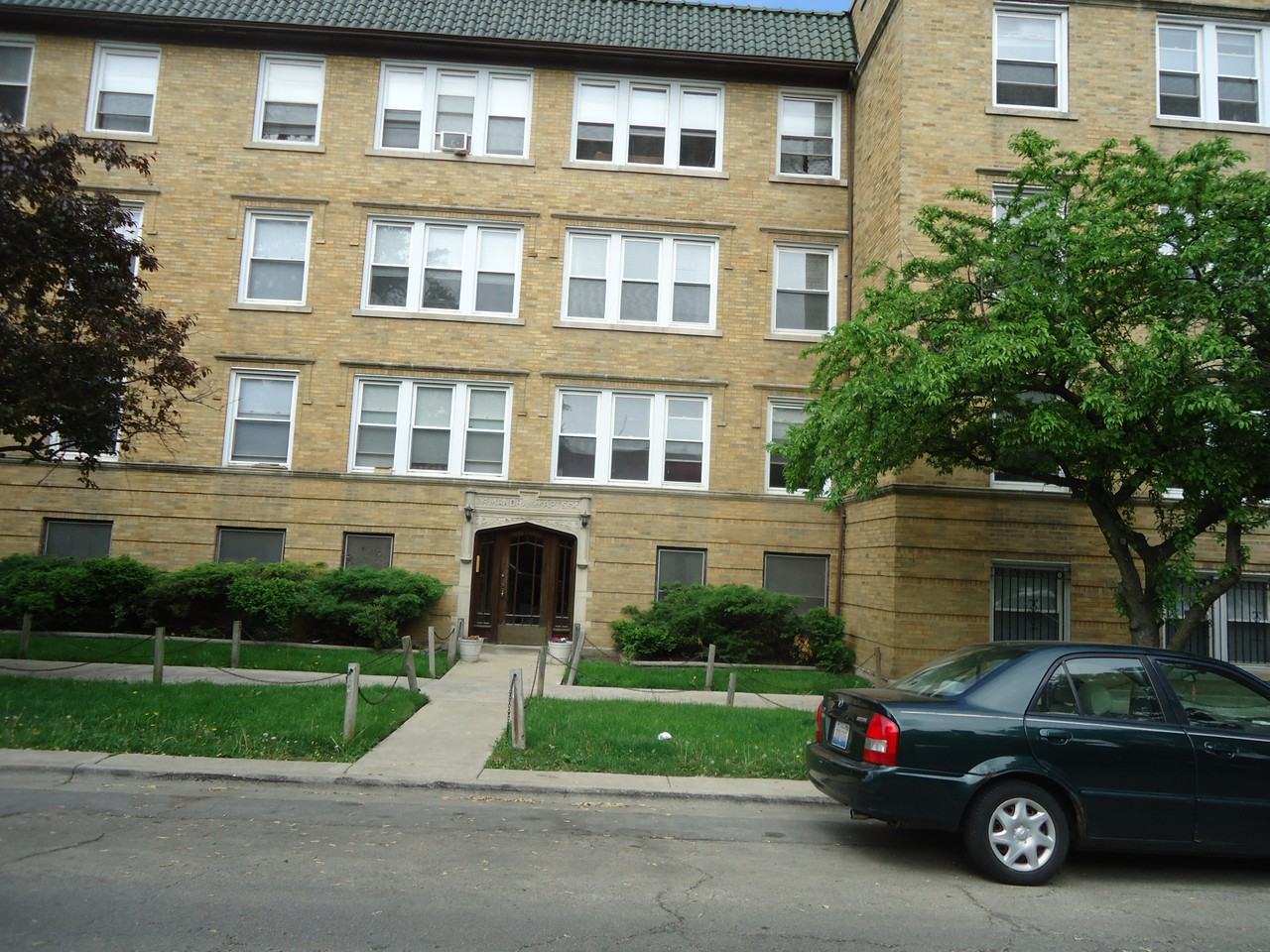 Manor building Apartments 4650 North Sacramento Avenue, Chicago, IL