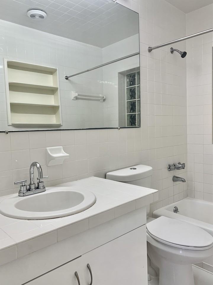 2010 NE 17TH STUnit 13 13, Wilton Manors, FL 33305 Studio Apartment