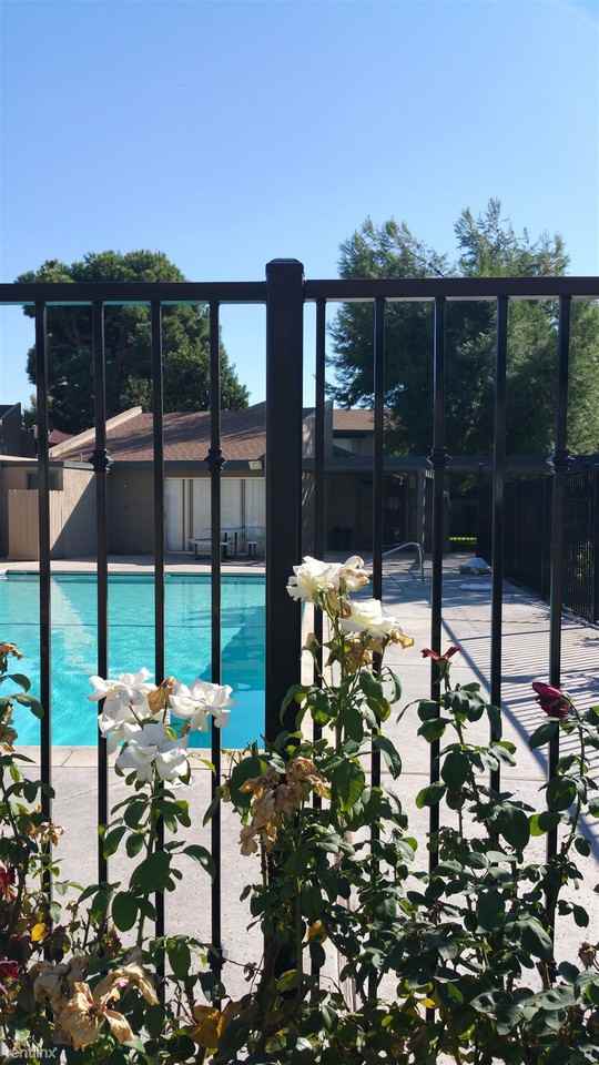 Stockdale Pines Apartments 5301 Lennox Ave, Bakersfield, CA 93309