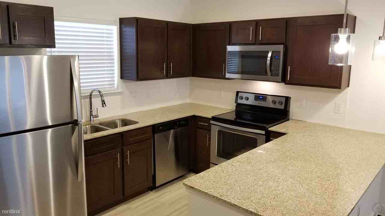 Townhomes at Lake Park Apartments 1555 Cullen Blvd, Pearland, TX