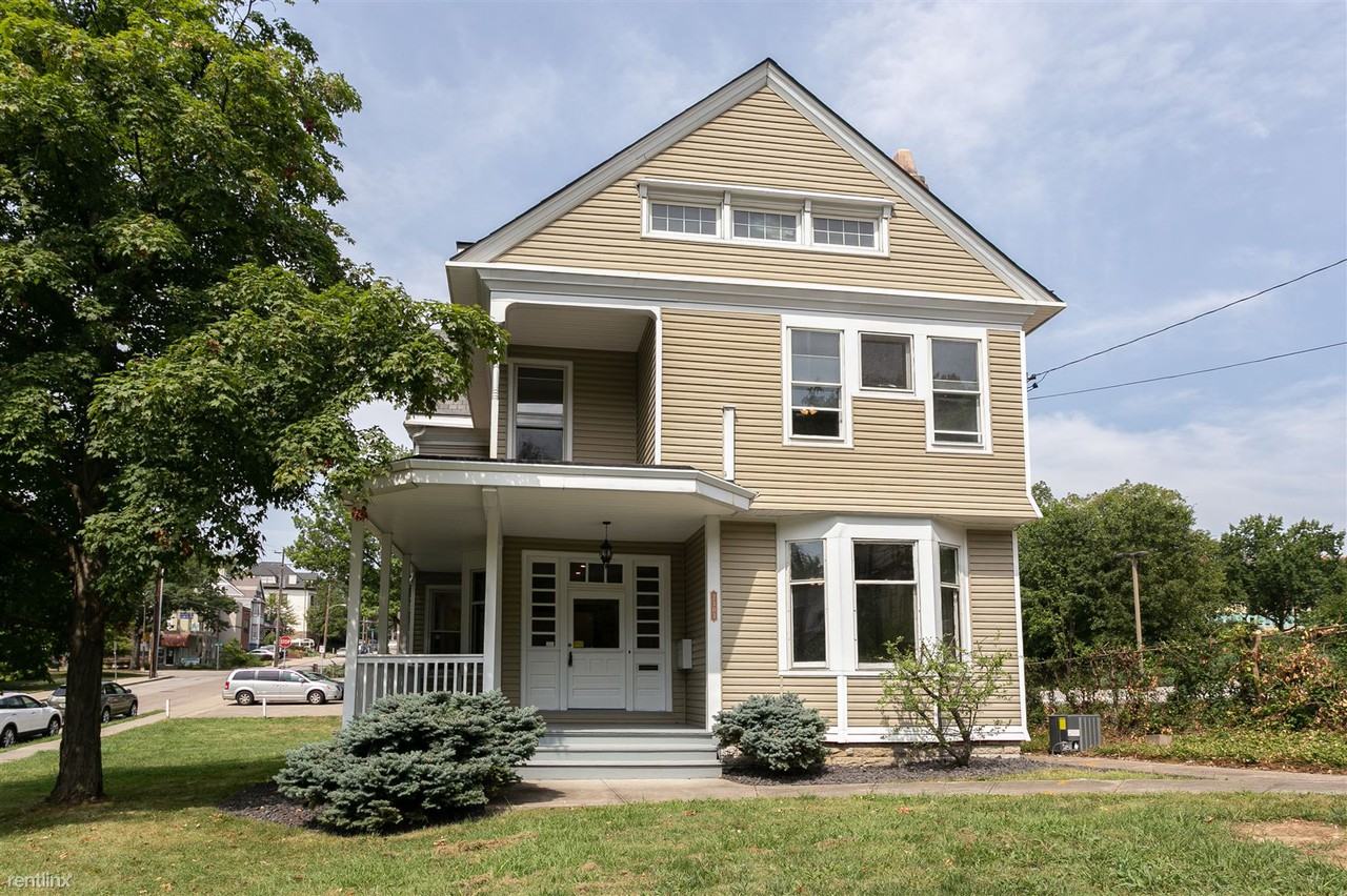 2303 Ashland Ave Apartments in East Walnut HIlls, Cincinnati, OH 45206