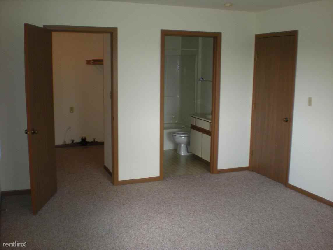 Clover Ridge Apartments W239N5928 Maple Ave 213, Sussex, WI 53089