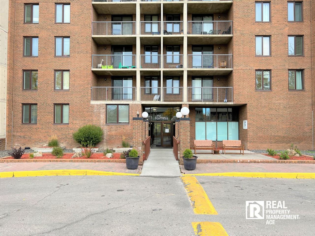 Cozy 2 Bed + 1 Bath Condo / The Fortress / Dalhousie / Convenient