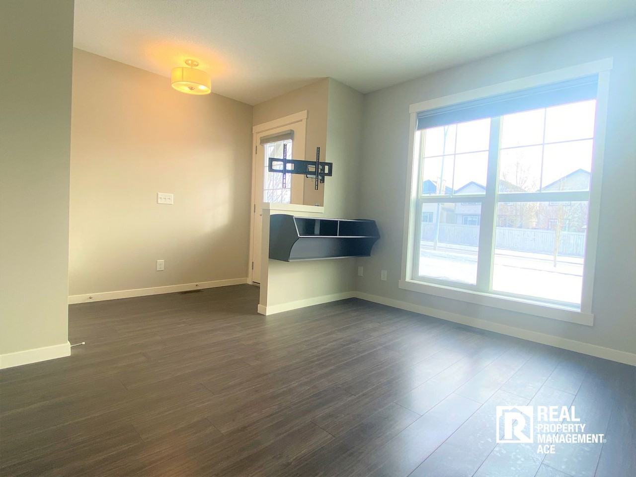 Beautiful 2 Bed + 1.5 Bath Townhouse / Cochrane Apartments 101 Sunset