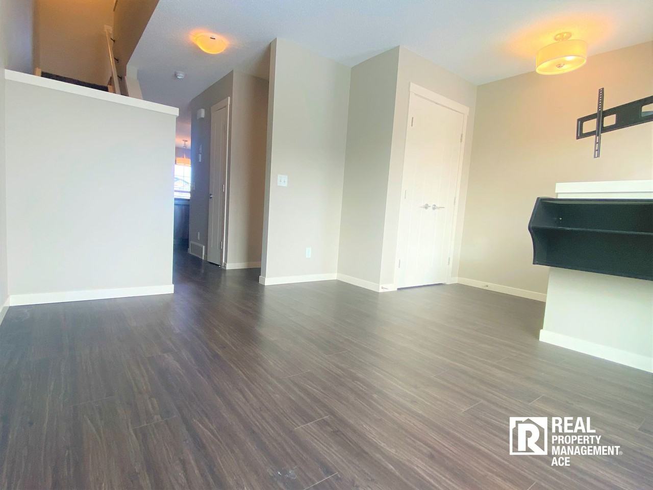 Beautiful 2 Bed + 1.5 Bath Townhouse / Cochrane Apartments 101 Sunset