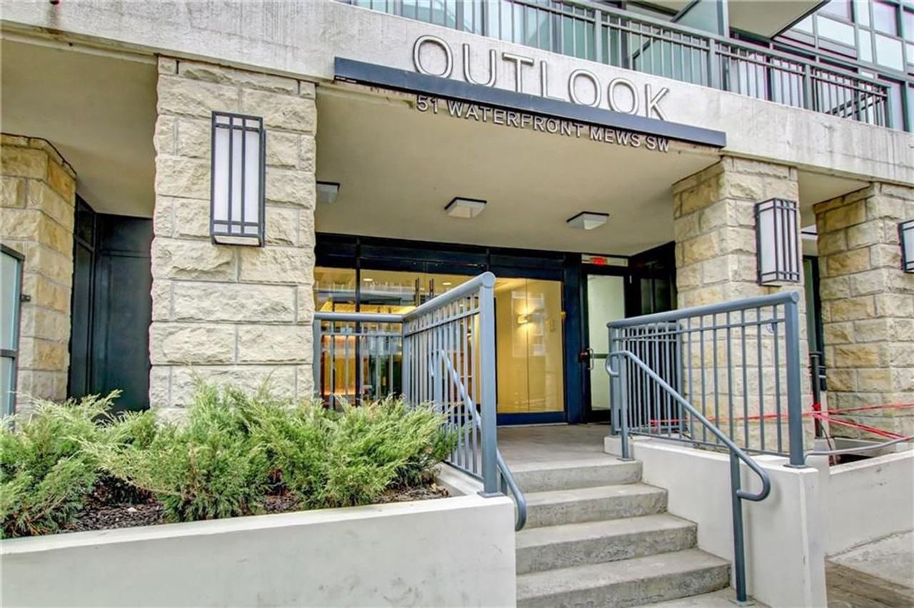 406 / Beautiful 1 Bed + Den Condo / City Views / Waterfront / Eau