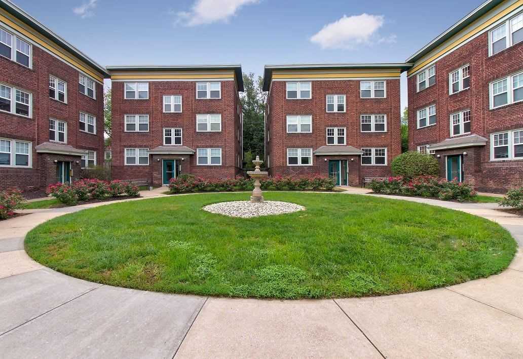 Roanoke Court Apartments 3675 Southwest Trfy, Kansas City, MO 64111