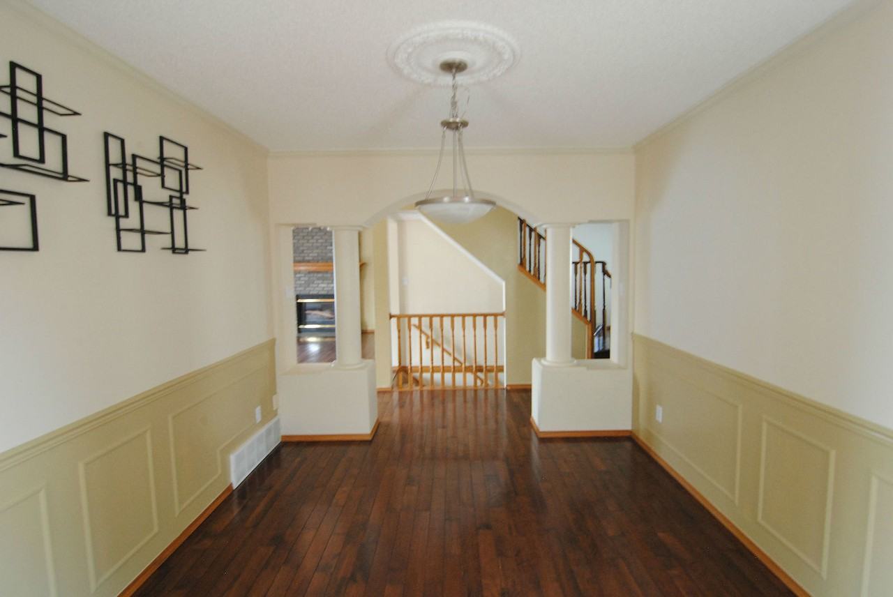 Spacious 4 Bed + Den 3.5 Bath House w/Double Garage!!*Finished Basement