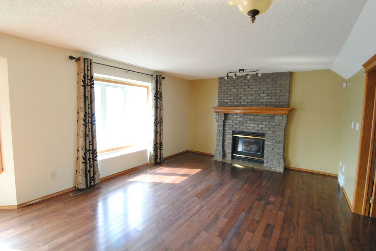 Spacious 4 Bed + Den 3.5 Bath House w/Double Garage!!*Finished Basement