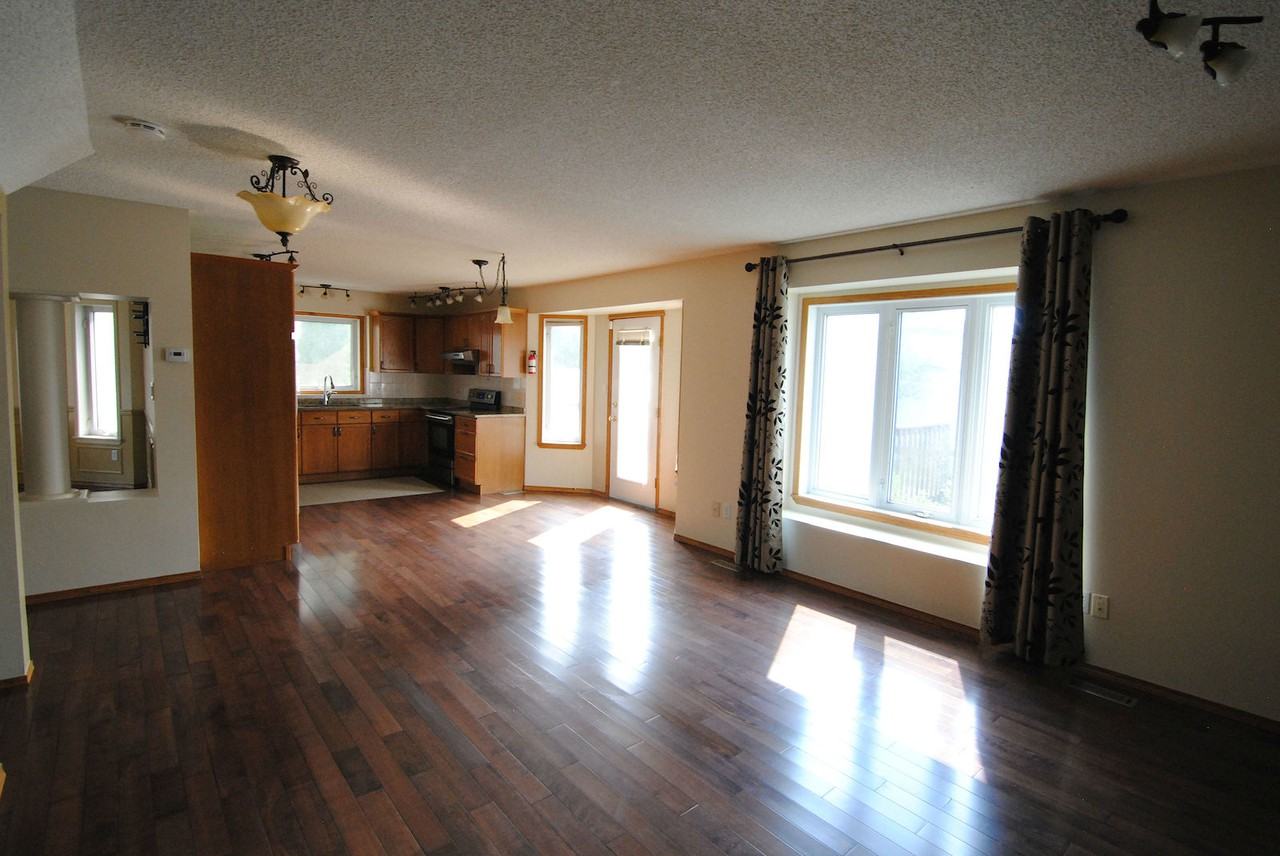 Spacious 4 Bed + Den 3.5 Bath House w/Double Garage!!*Finished Basement