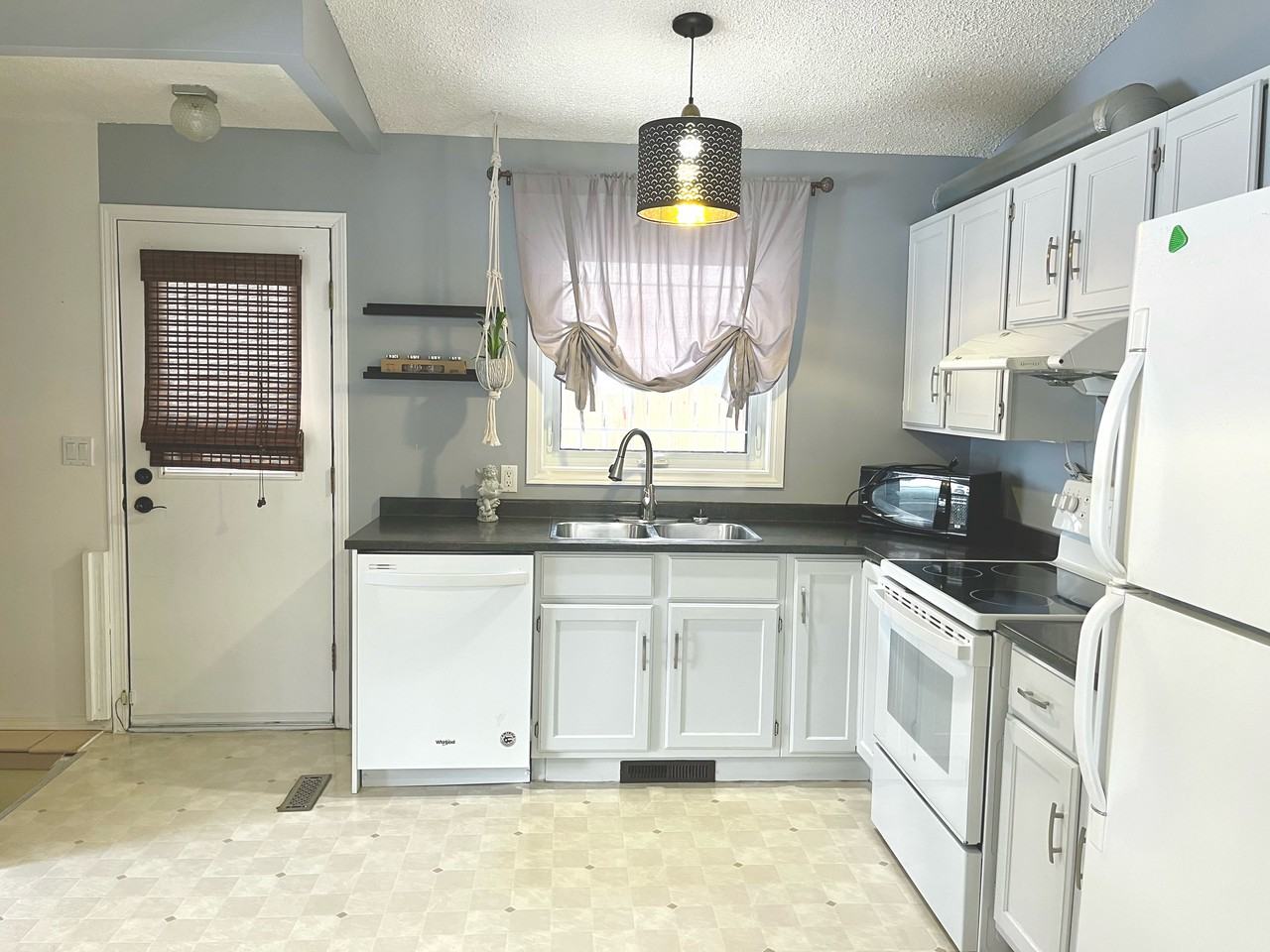 Pear Tree Bay Apartments in River Park South, Winnipeg, MB R2N 1S6 Zumper