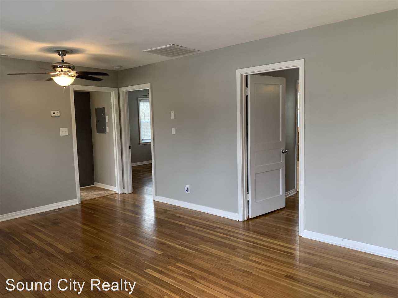 Donelson darling quadplex with private wooded back yard!! Apartments