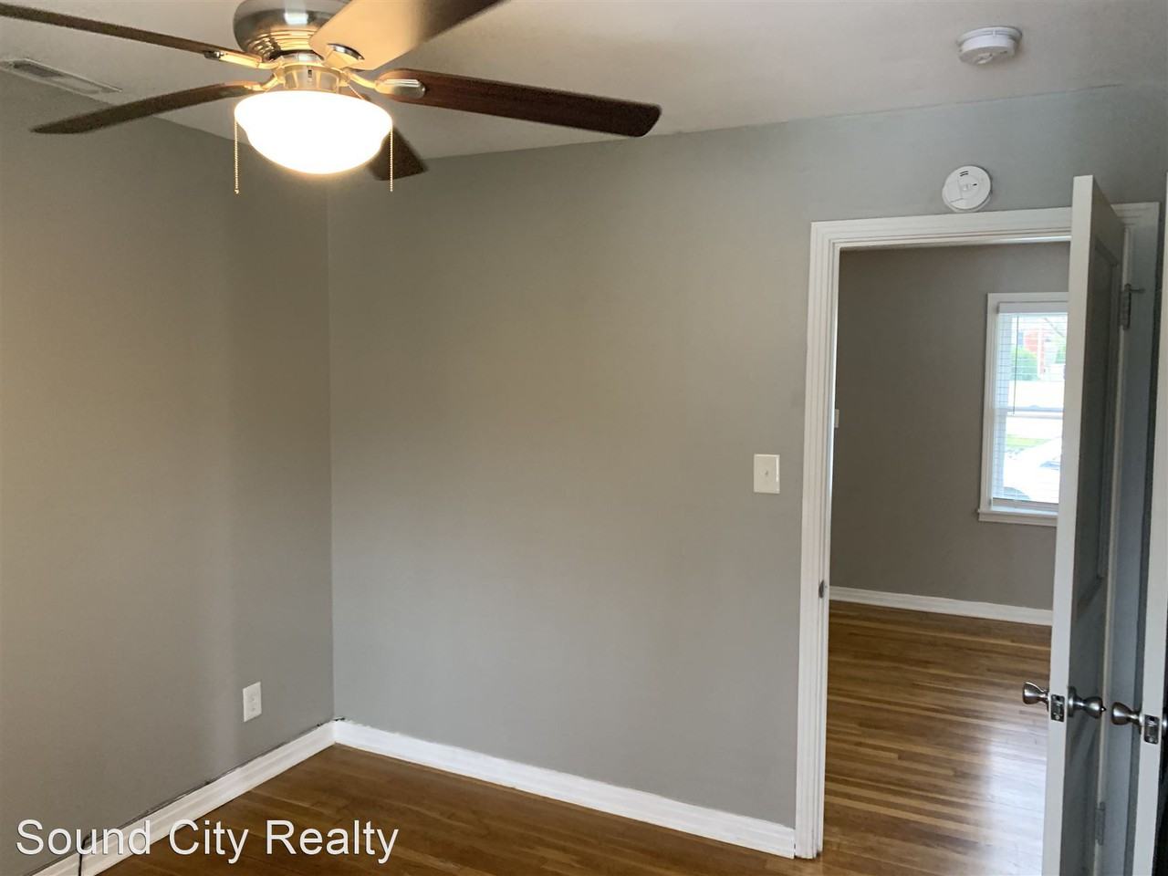 Donelson darling quadplex with private wooded back yard!! Apartments