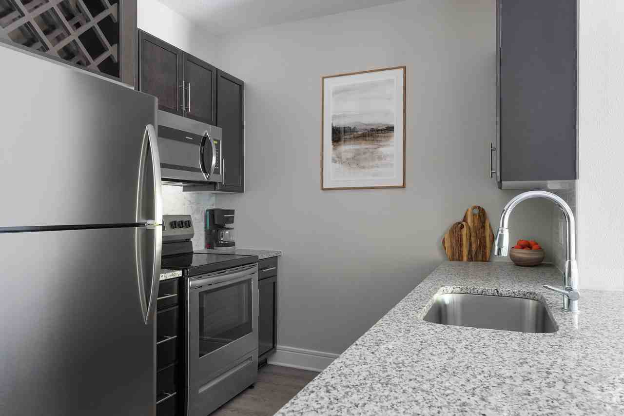 Cue Luxury Living Apartments 13504 Citicards Way, Jacksonville, FL