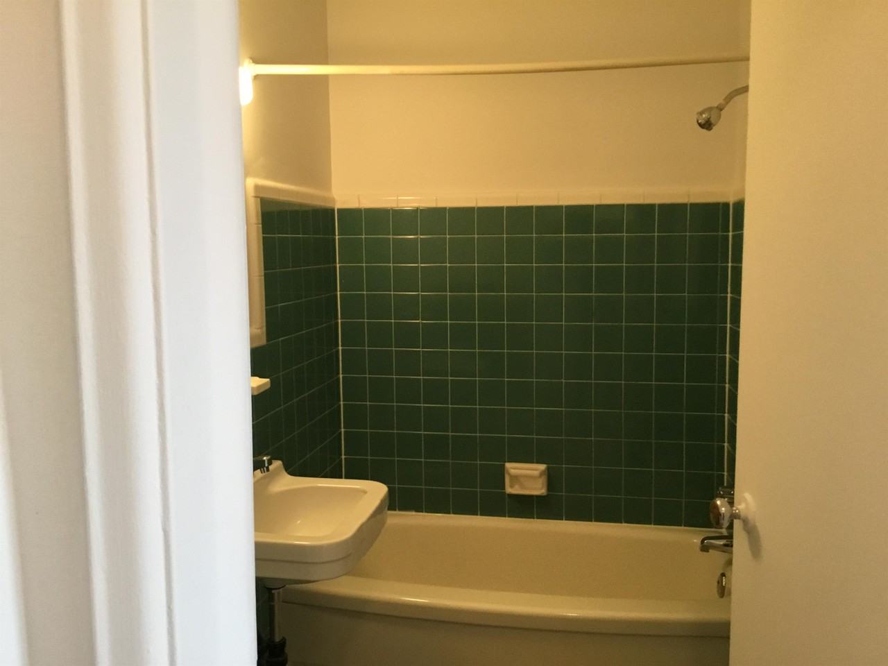 45 Boul Bouchard 3D, Dorval, QC H9S 1A6 Studio Apartment for 850