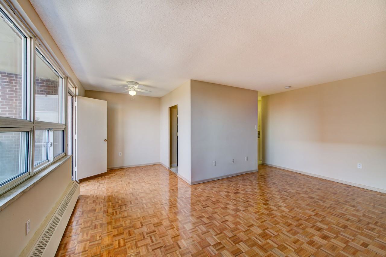 Strathroy Manor Apartments 1470 Williamsport Dr, Mississauga, ON L4X