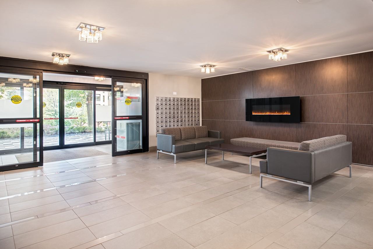 297 Queens Apartments in College Park, Oakville, ON L6H 2B4 Zumper