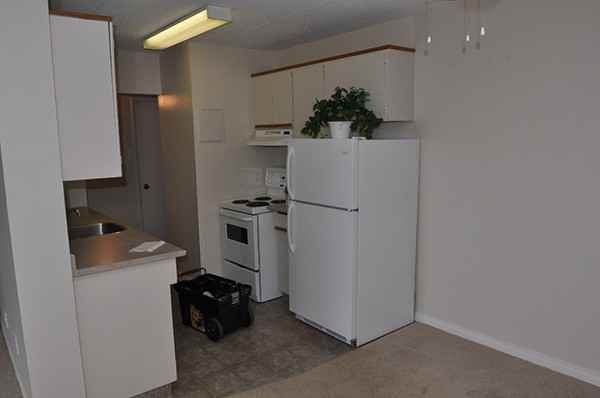 Riverview Towers Apartments 240 Stradbrook Ave, Winnipeg, MB R3L 2P7