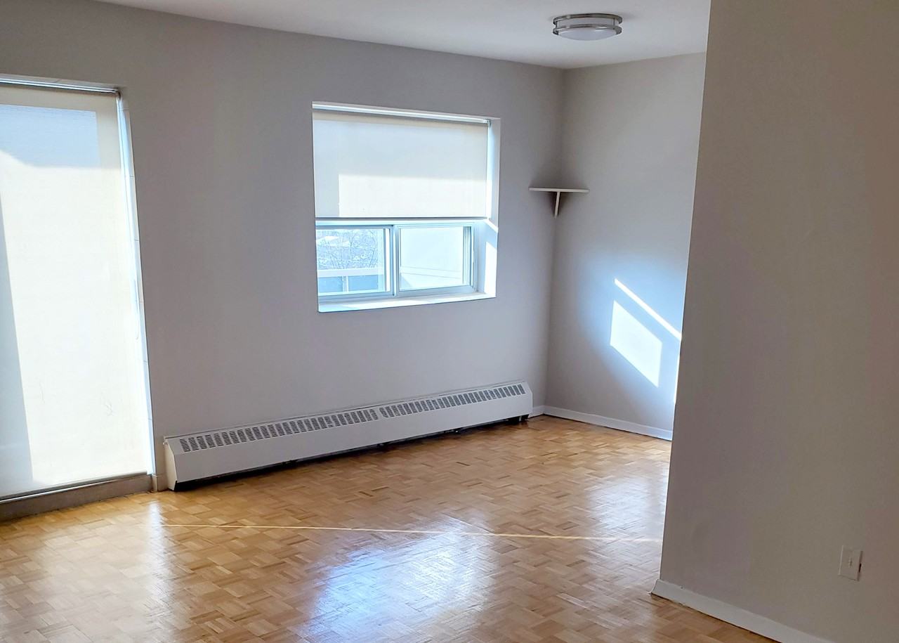 Seville East & West Apartments 65 Paisley Blvd W, Mississauga, ON L5B