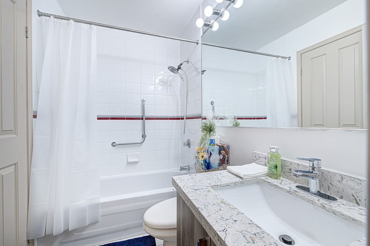 Holly Square Apartments 60 Holly Square Apts., Toronto, ON M4S 2G7