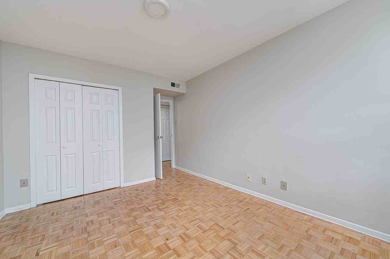 Holly Square Apartments 60 Holly Square Apts., Toronto, ON M4S 2G7