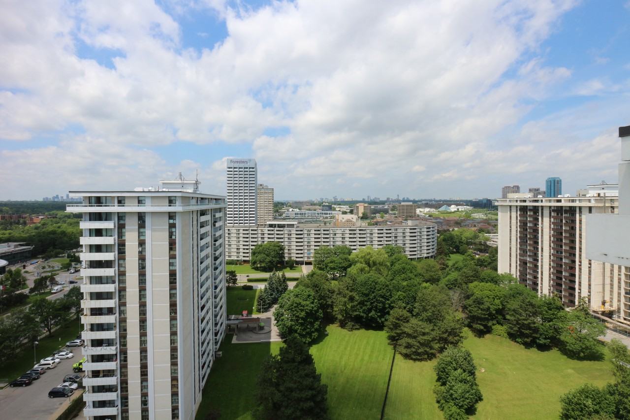 200 Gateway Blvd Apartments in Flemingdon Park, Toronto, ON M3C 1B5