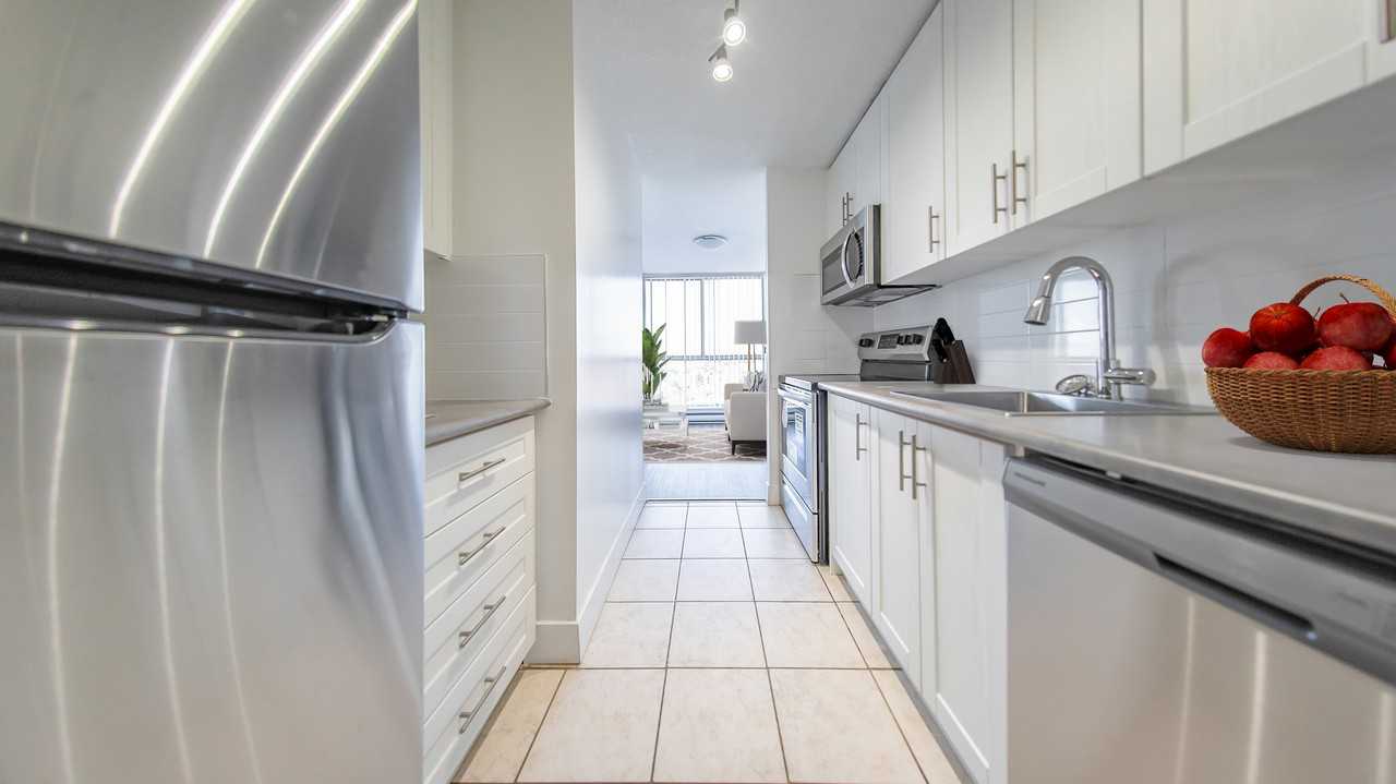 Lakeside Place Apartments 2699 Battleford Rd, Mississauga, ON L5N 3R9