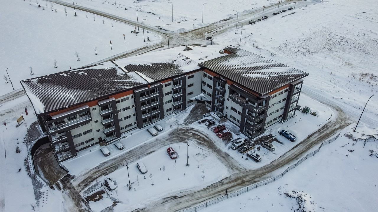 Bella Vista Apartments 1515 & 1515 Warde Ave, Winnipeg, MB R3X 0R4
