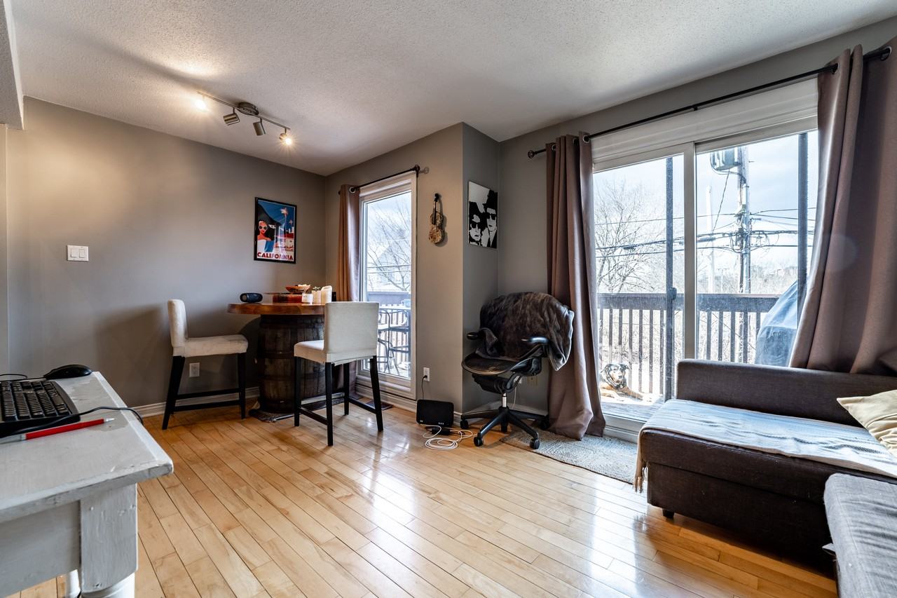 921 North River Road Apartments 921 North River Rd, Ottawa, ON K1K