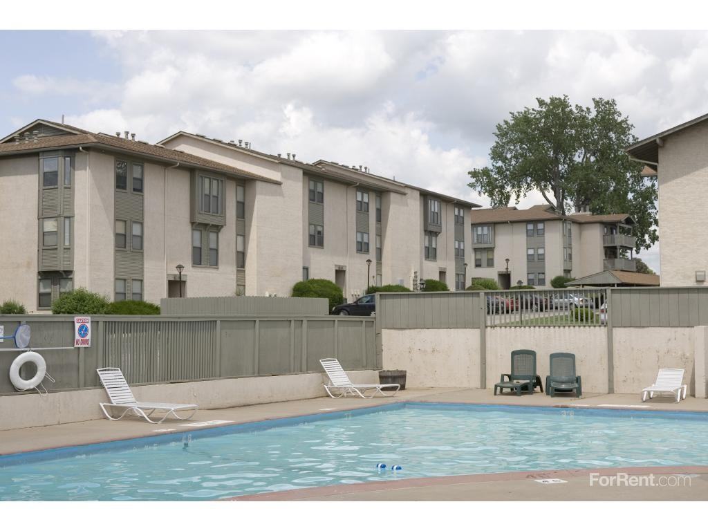 Vivion Oaks Apartments 5000 N Oak Trafficway, Kansas City, MO 64118