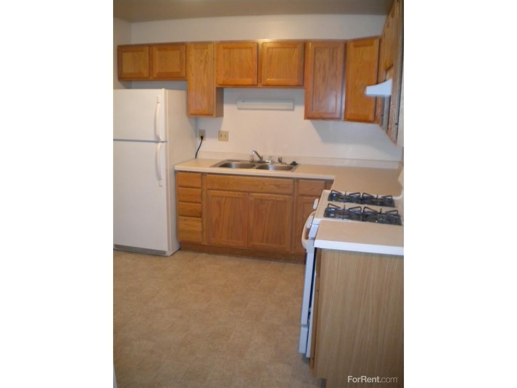 Stratford Village Townhomes Apartments 8273 N Teutonia Ave, Brown