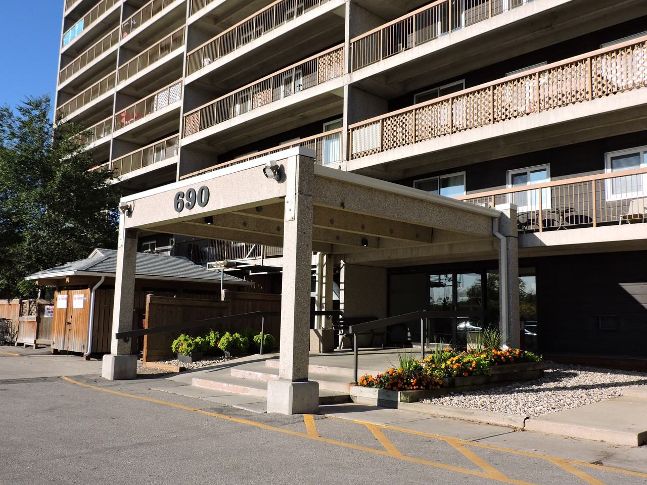 Boulton Estates Apartments 690 Kenaston Blvd, Winnipeg, MB R3N 1Z3