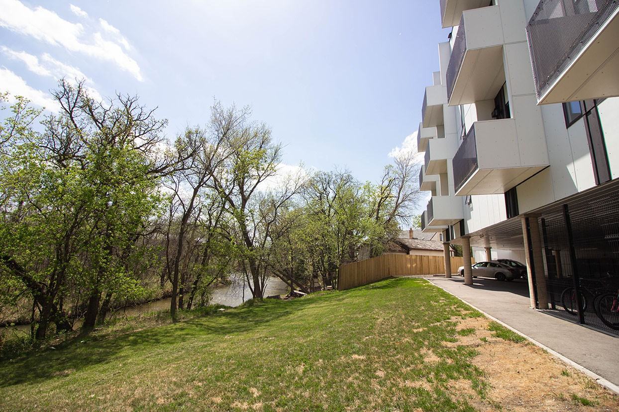 703 St. Annes Road Apartments 703 St Anne'S Rd, Winnipeg, MB R2N 4G7