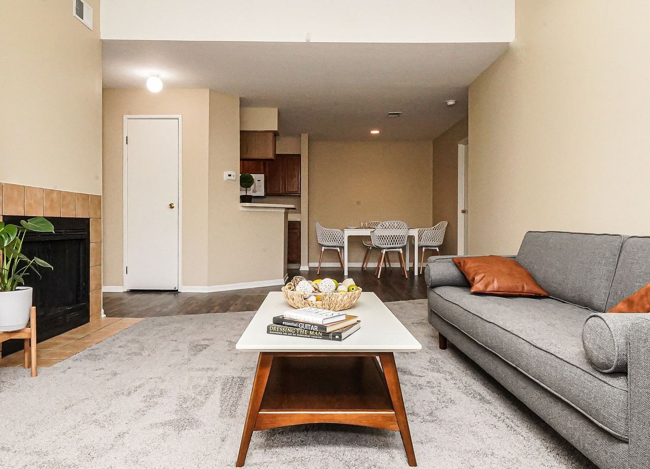 Autumn Run Apartments 1627 Country Lakes Dr, Naperville, IL 60563