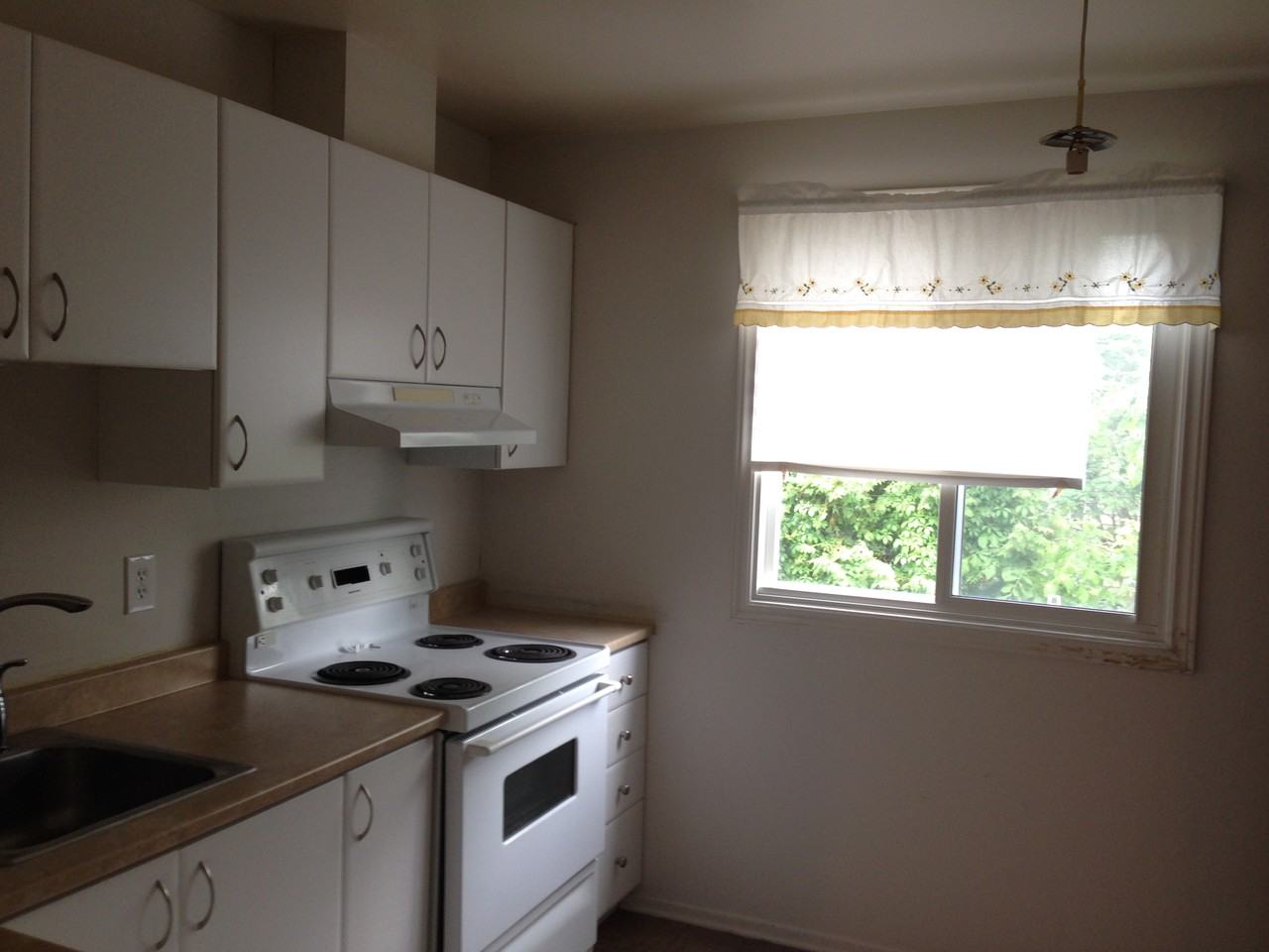 1975 Greenway Park Apartments 1975 Greenway Pk, Ottawa, ON K1B 5A9