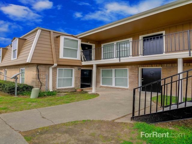 Parc Towne Plaza Apartments 13455 Woodforest Blvd, Cloverleaf, TX